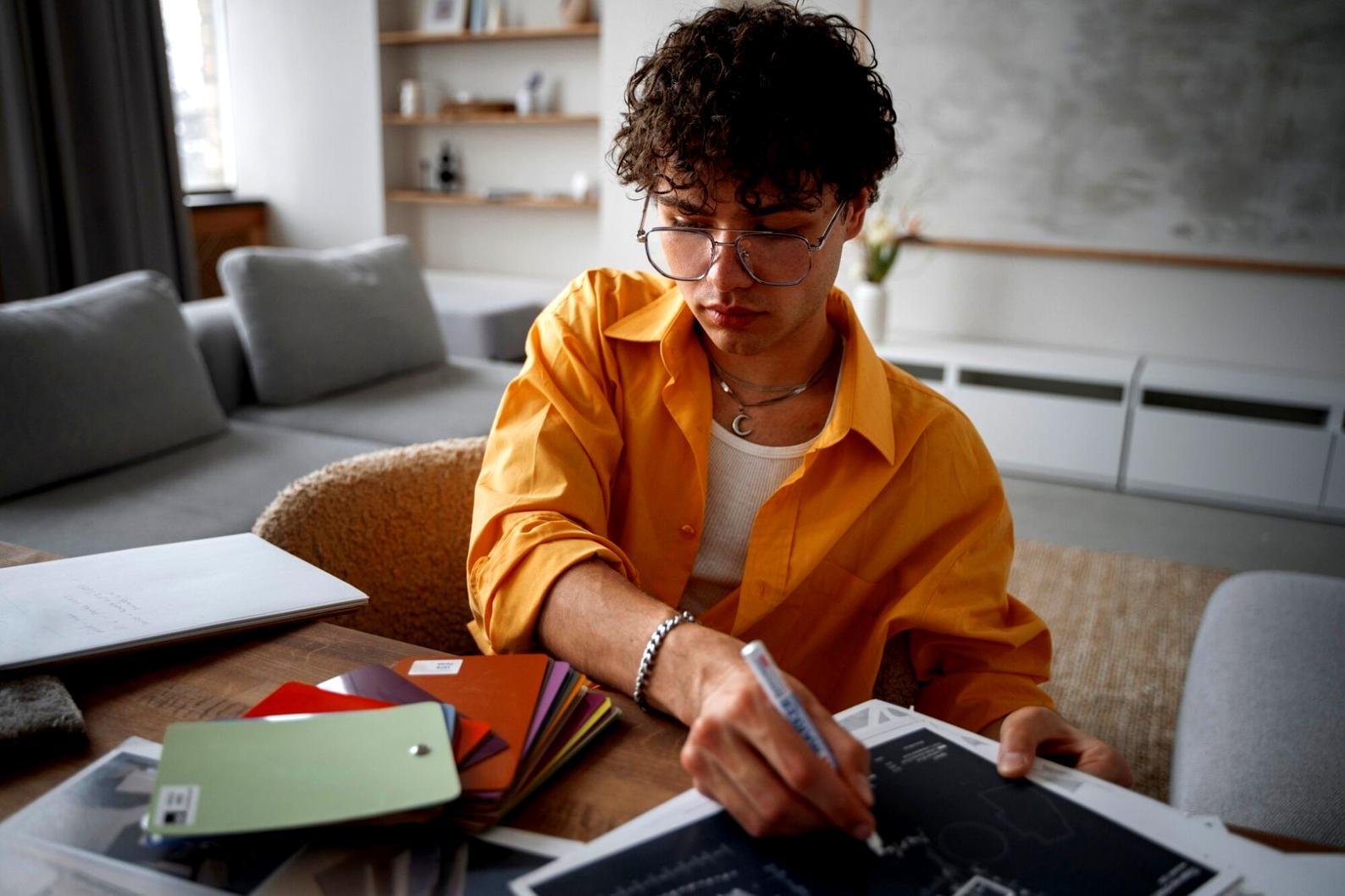 Teilnehmer analysieren Finanzberichte am Arbeitsplatz