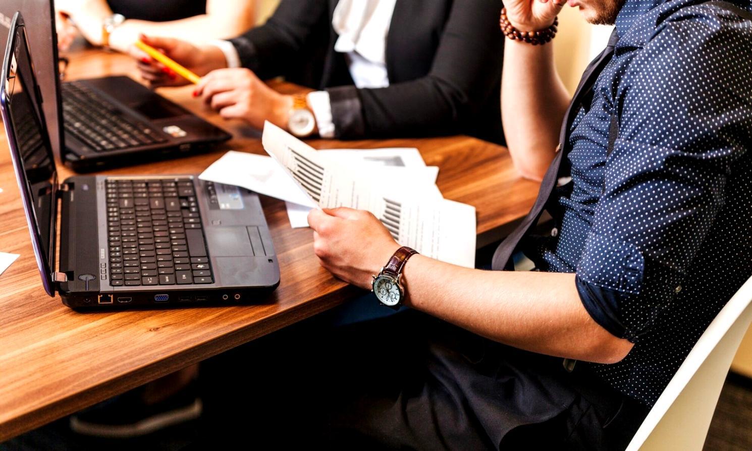 Arbeitsplatz mit Finanzanalyse-Dokumenten und Laptop