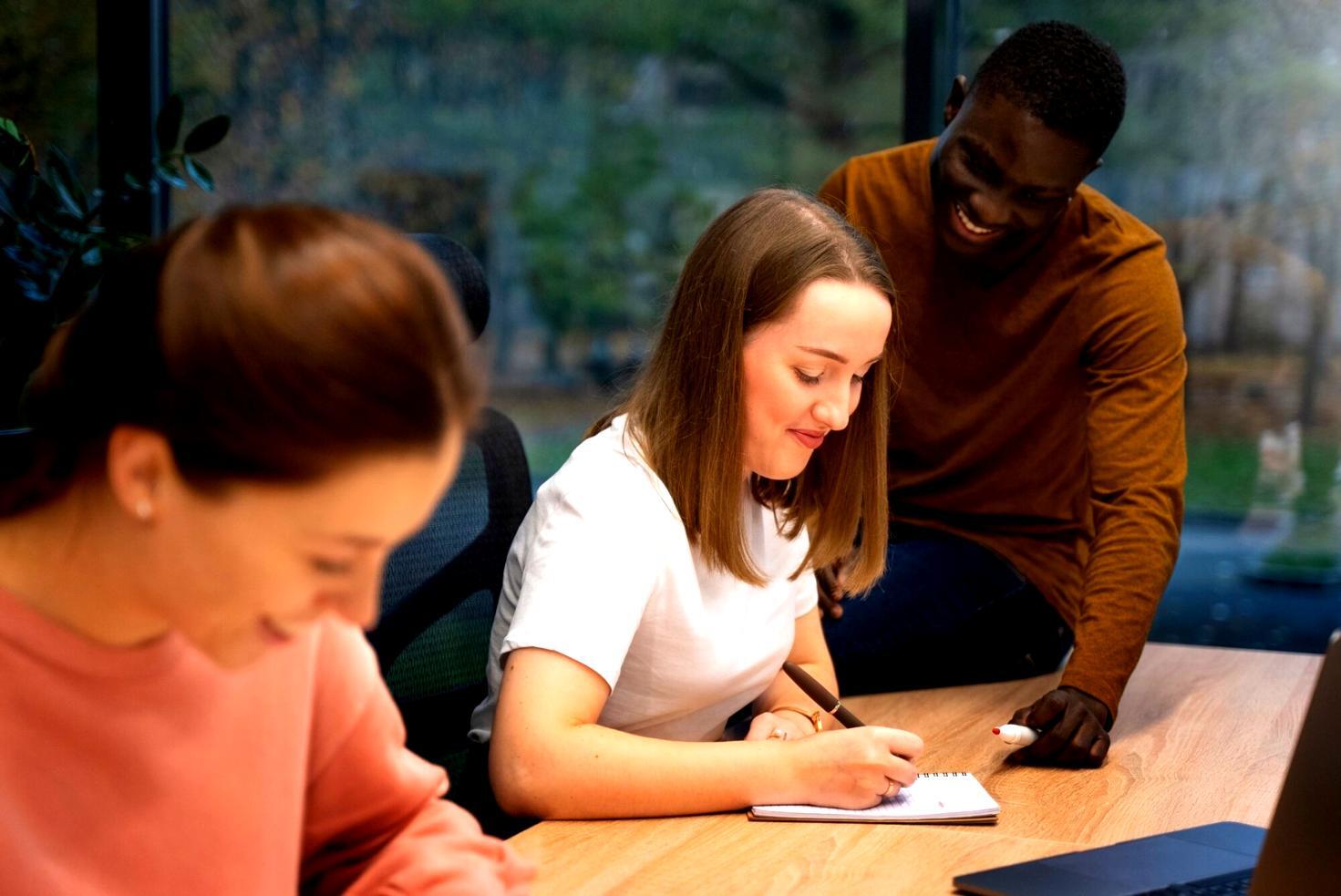 Notizen und Finanzunterlagen auf einem Schreibtisch